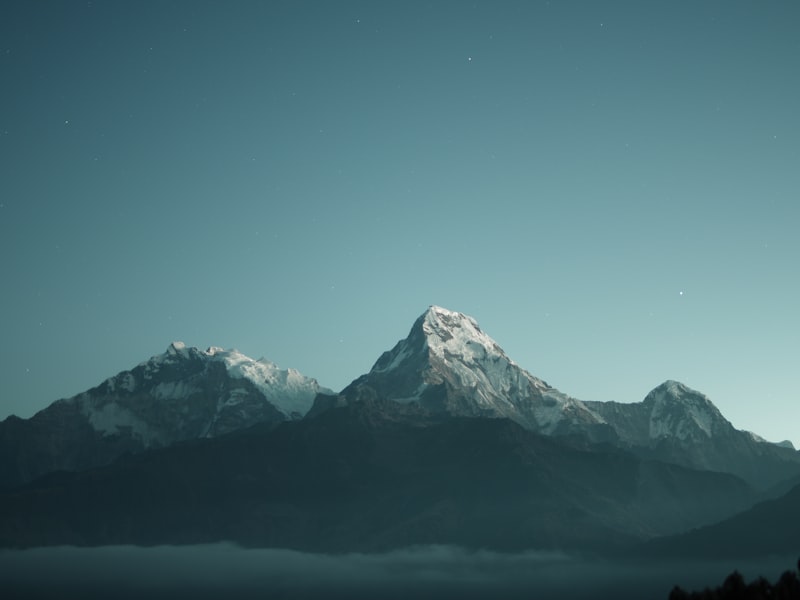 Bergpanorama in der Morgendämmerung mit aufsteigendem Nebel